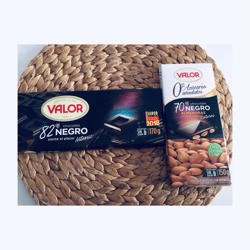 Dos tabletas de chocolate negro.