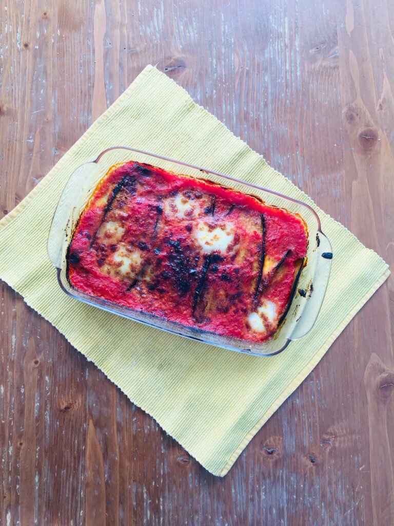 Fuente de berenjena a la parmigiana.