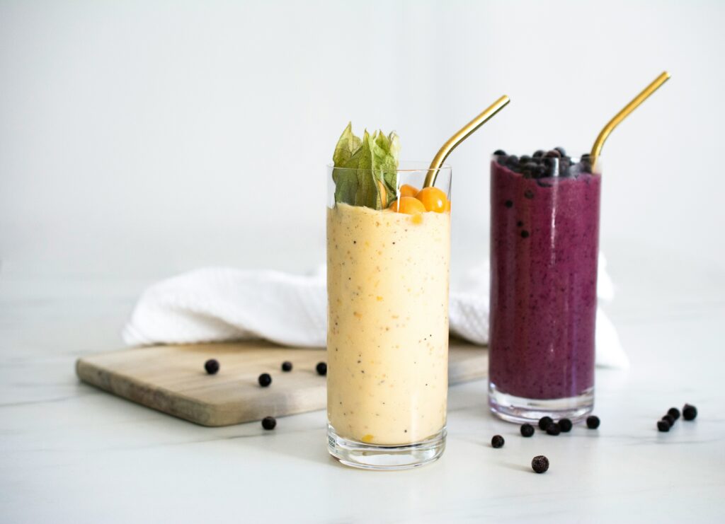 Smoothies saludables para pre y post entreno: plátano y espinacas / yogur con frutos rojos y semillas